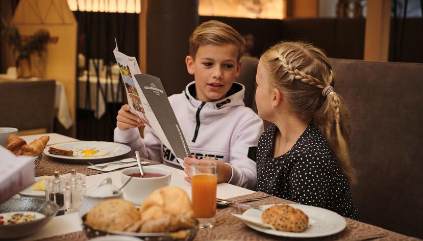 Kinder beim Frühstück im Familienurlaub