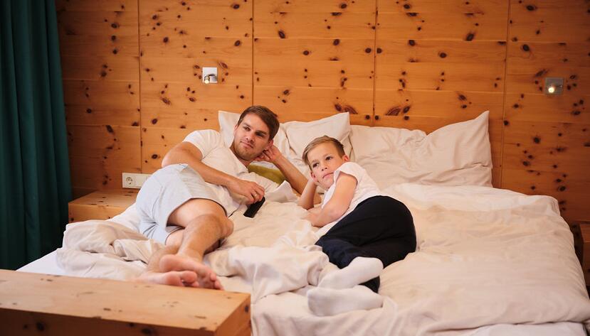 father with child in hotel room