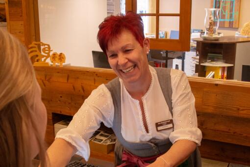 Mitarbeiterin Ivonne an der Rezeption