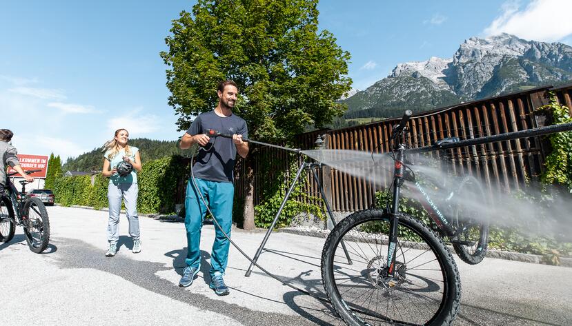 Mountainbike waschen beim Hotel