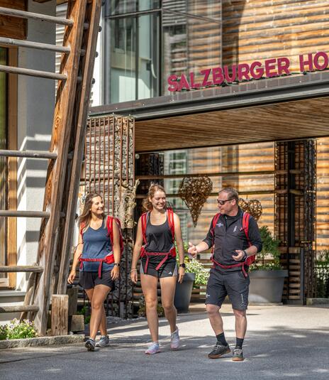 Wandergruppe startet beim Hotel 