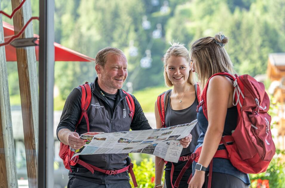 Wandergruppe startet beim Hotel 