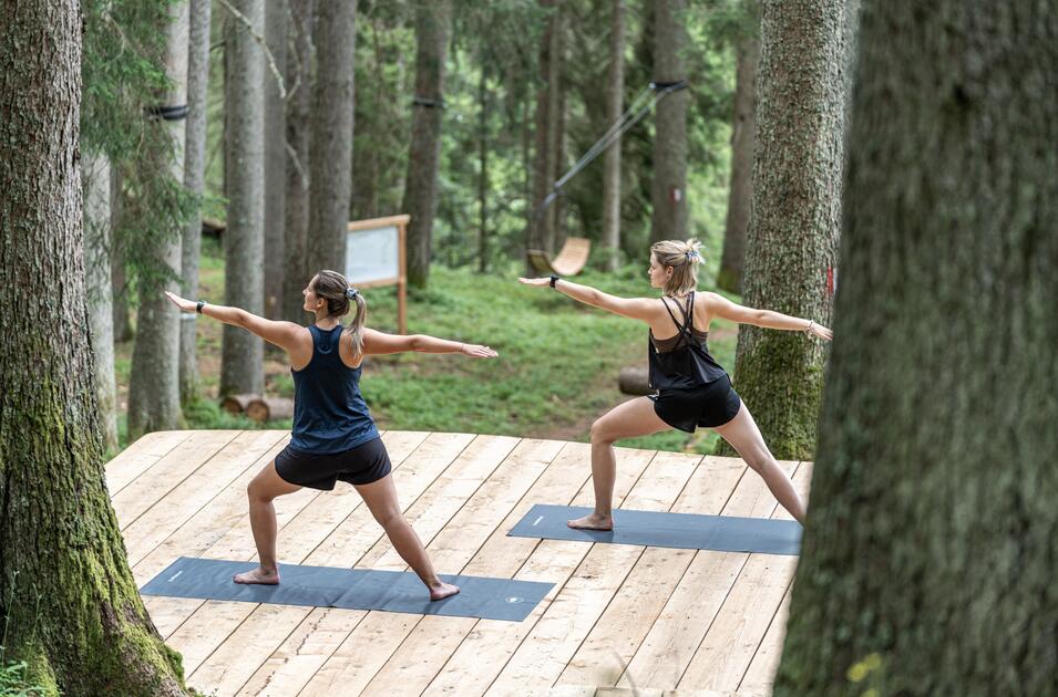 Freundinnen beim Yoga in Leogang
