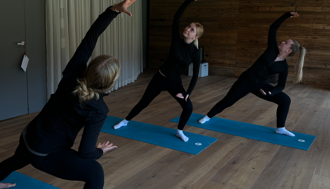 Damen machen Yoga auf Matten