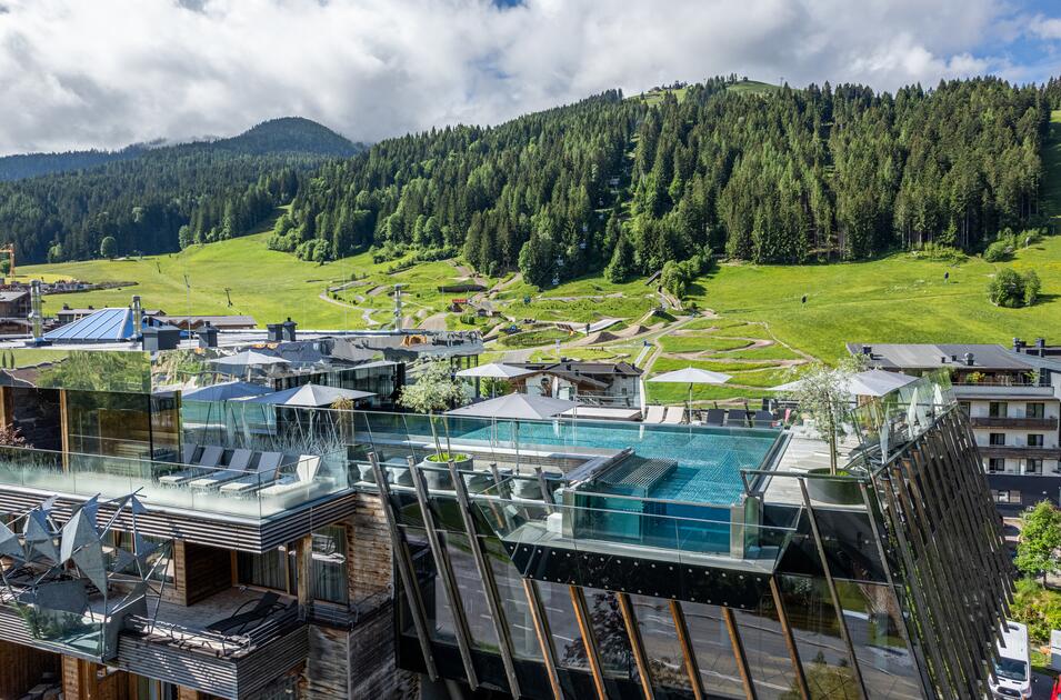 Hotel und Umgebung im Sommer