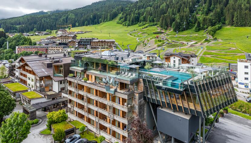 Sommerliche Luftaufnahme des Hotels