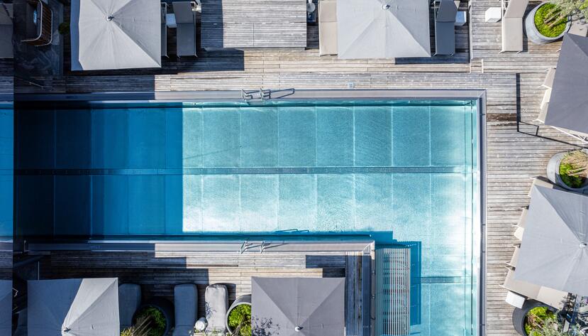 Luftaufnahme des infinity Pools 
