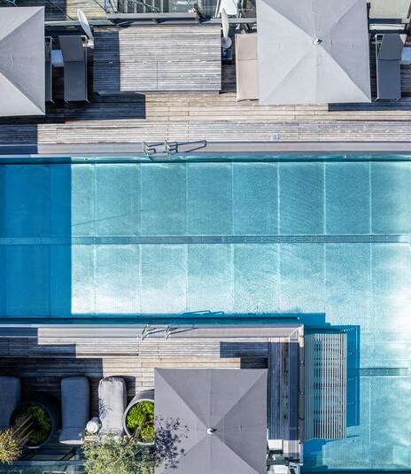 Luftaufnahme des infinity Pools