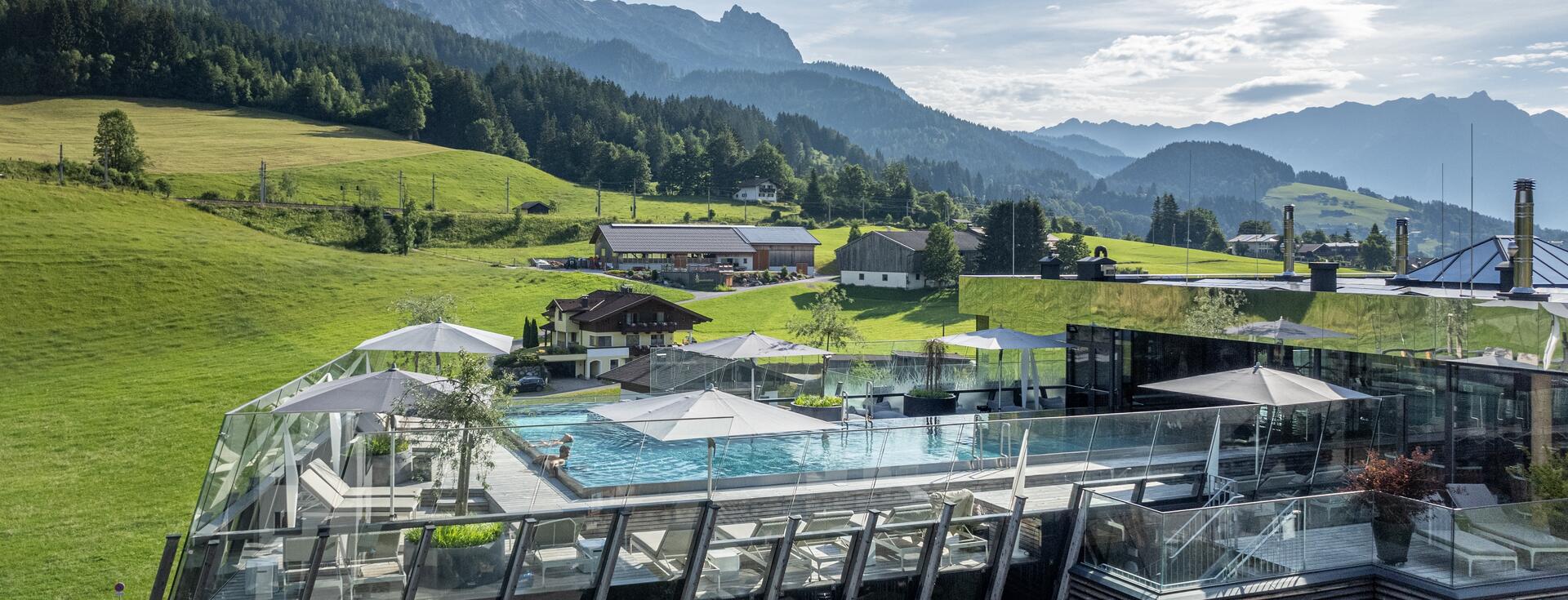 Wellnesshotel mit Pool am Dach