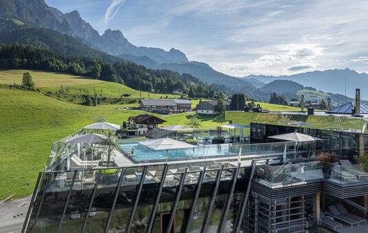 Wellnesshotel mit Pool am Dach