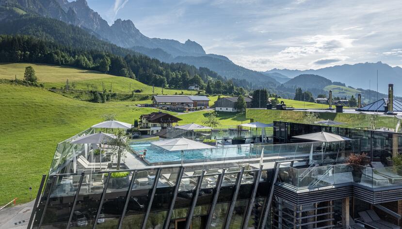 Wellnesshotel mit Pool am Dach