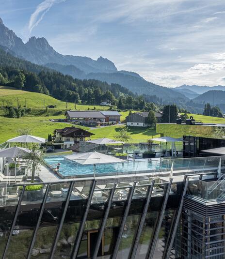 Wellnesshotel mit Pool am Dach