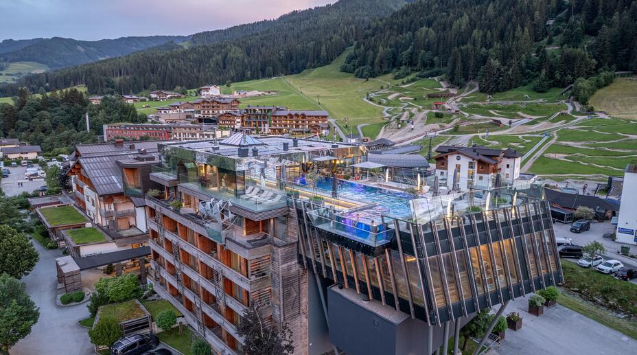 Luftaufnahme des Hotels im Sommer