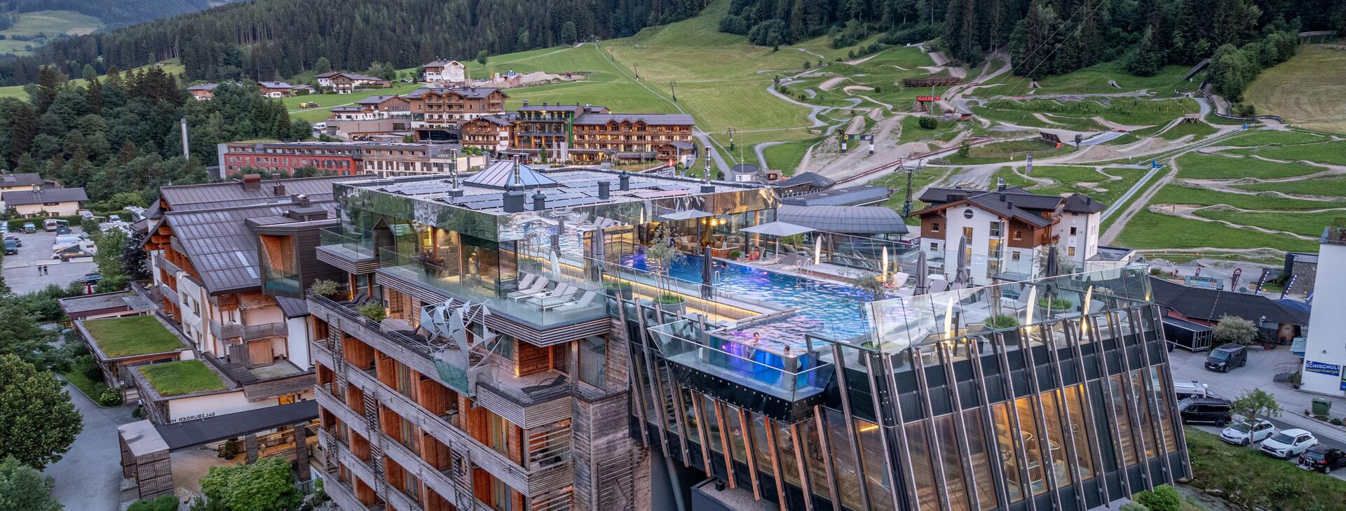 Luftaufnahme des Hotels im Sommer