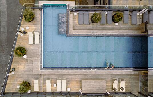 großer Infinity Pool im Sommerurlaub