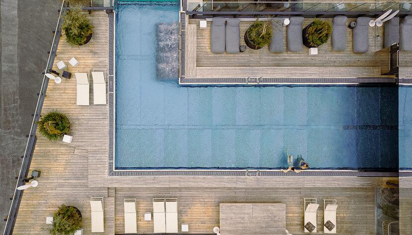 großer Infinity Pool im Sommerurlaub