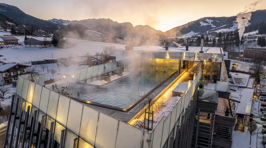 Winterliche Luftaufnahme des Hotels