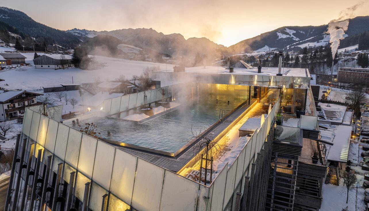 Winterliche Luftaufnahme des Hotels