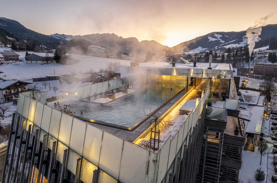 Winterliche Luftaufnahme des Hotels