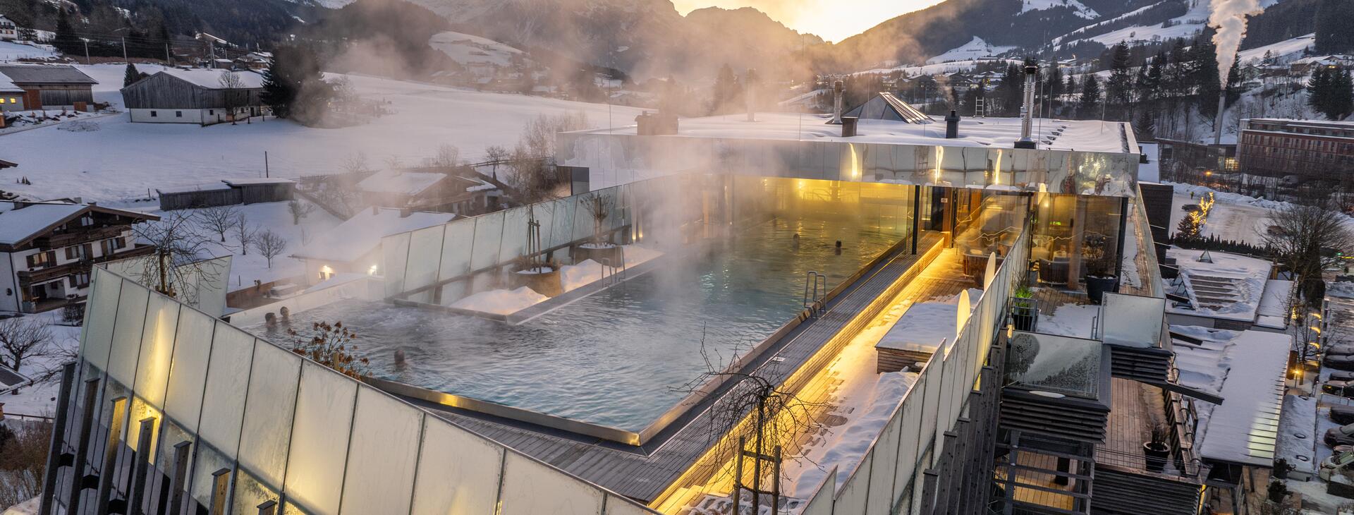 Winterliche Luftaufnahme des Hotels