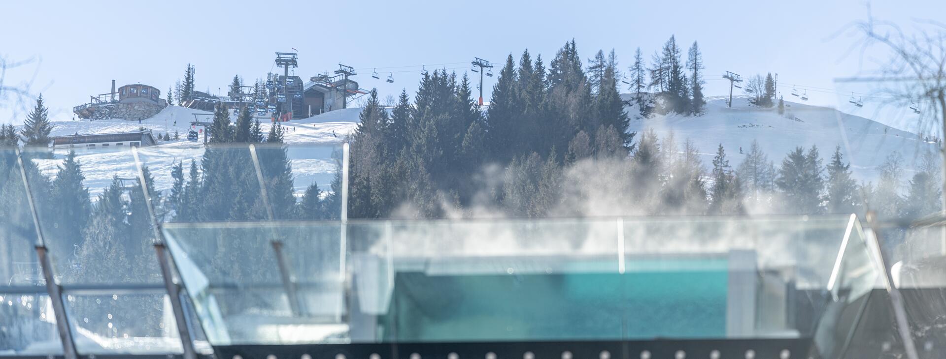 Blick vom Infinty Pool auf die Skipiste 