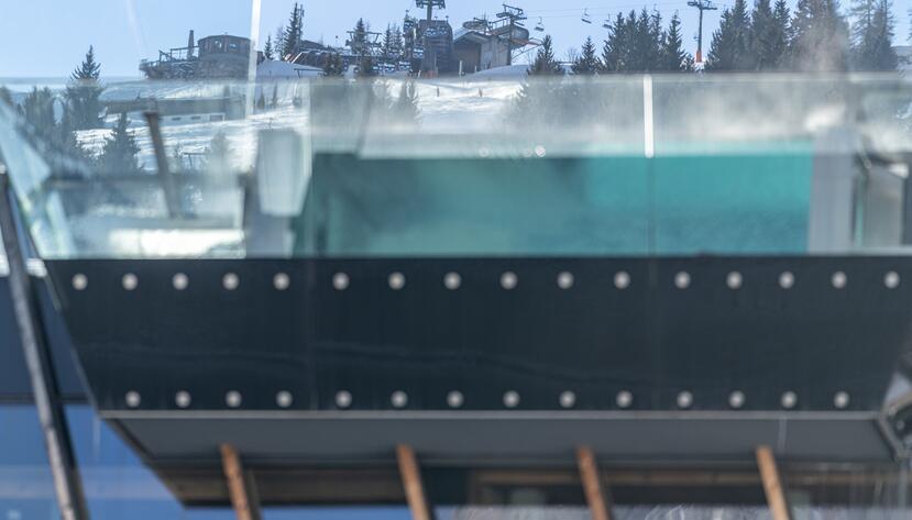 Blick vom Infinty Pool auf die Skipiste 