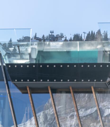 Blick vom Infinty Pool auf die Skipiste