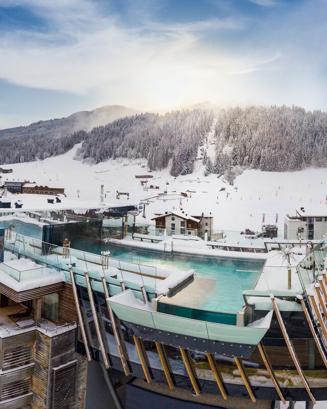 Hotel mit Infinity Pool im Winter