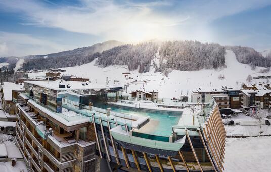 Hotel mit Infinity Pool im Winter