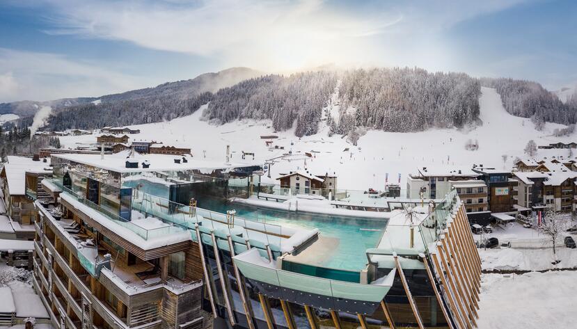 Hotel mit Infinity Pool im Winter