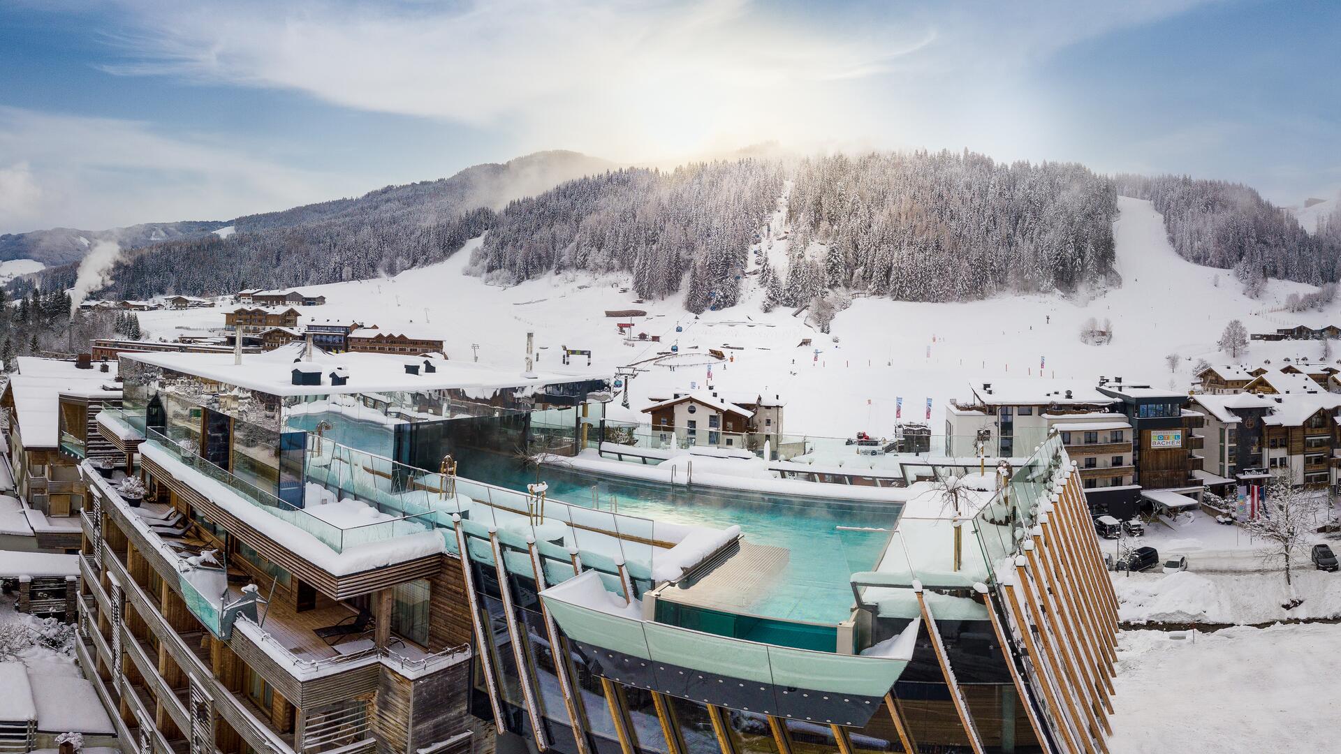 Hotel mit Infinity Pool im Winter