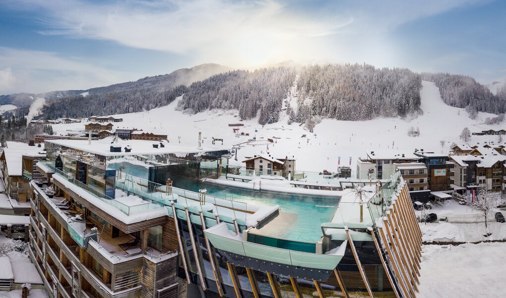 Hotel mit Infinity Pool im Winter