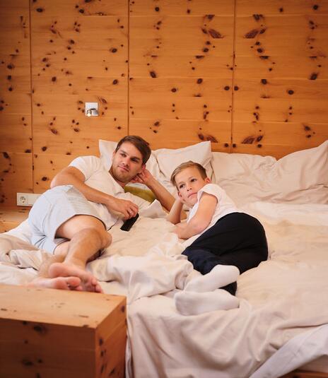 father with child in hotel room