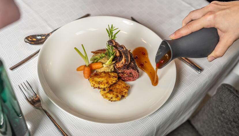 Luxus Fleischgericht mit Gem&uuml;se und Sauce garniert