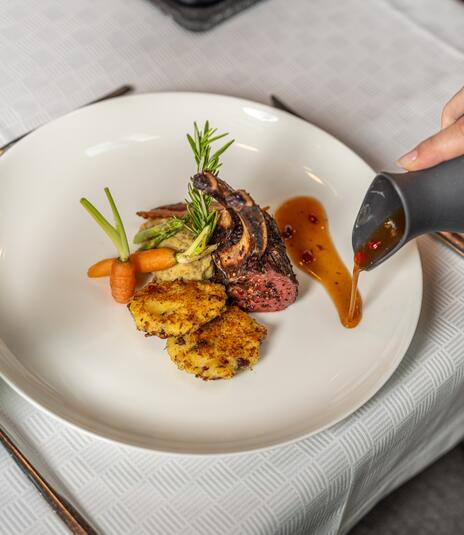 Luxus Fleischgericht mit Gem&uuml;se und Sauce garniert