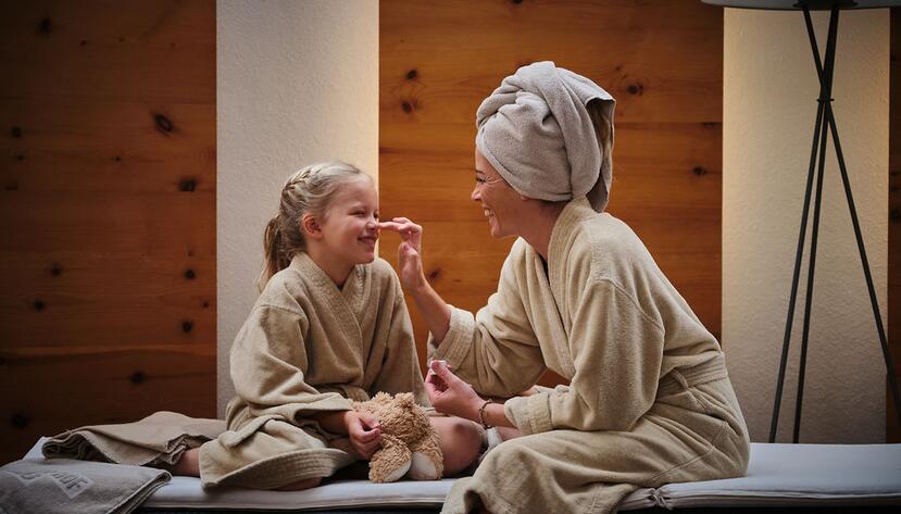 Mutter mit Kind im Wellnessurlaub