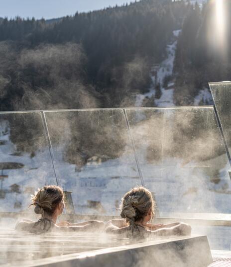Zwei Frauen im Infinity Pool im Winter