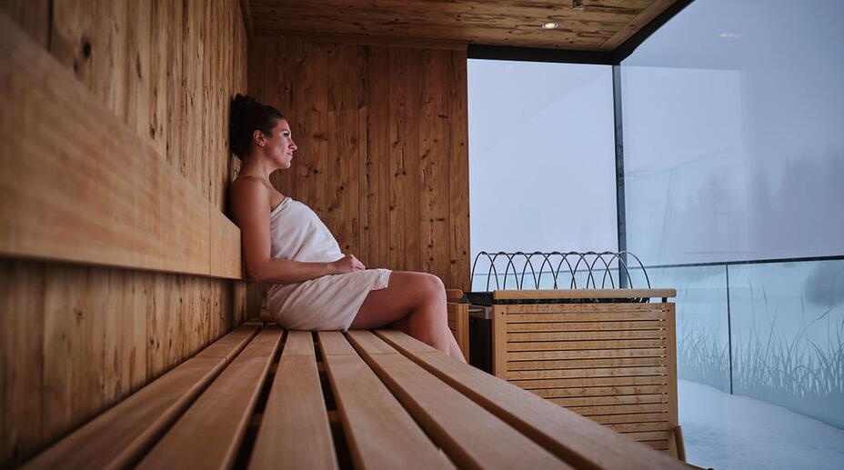 Frau in der Panorama-Sauna 