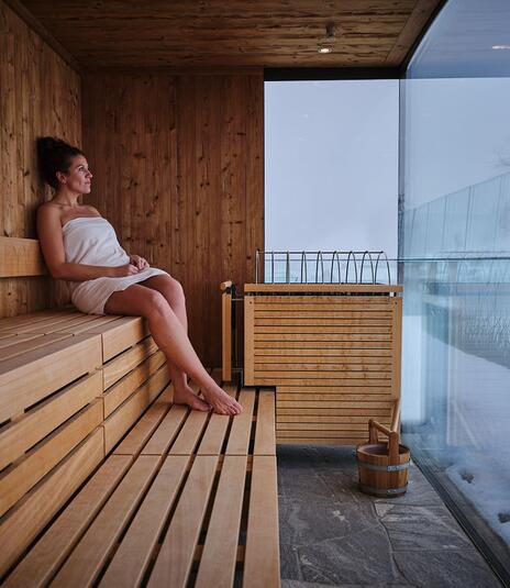 Frau in der Outdoor Sauna