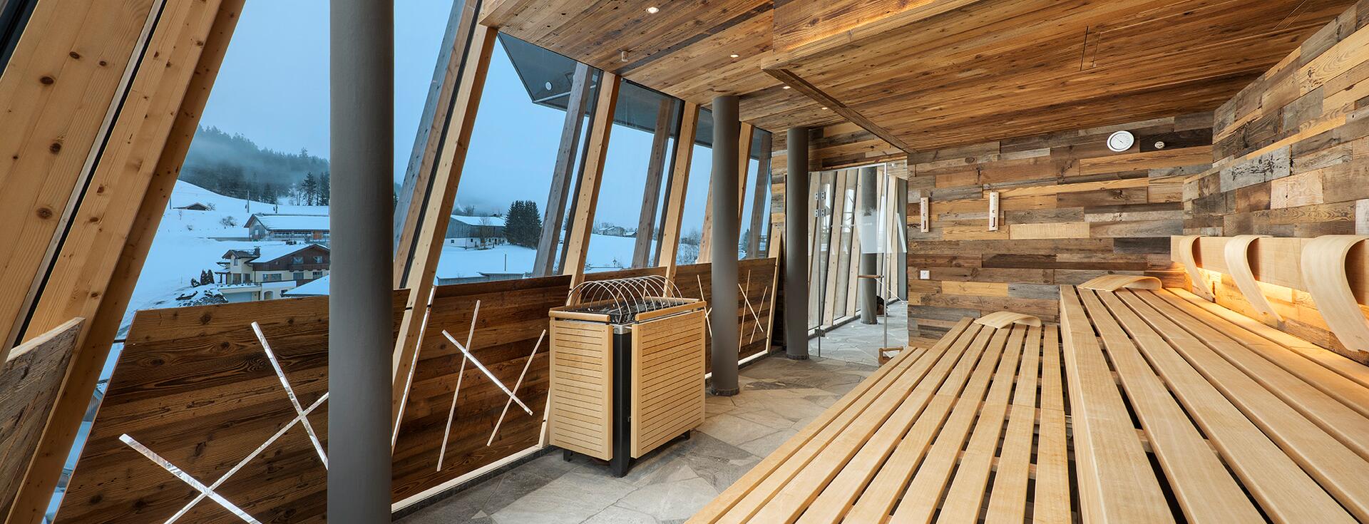 Panorama-Sauna mit Blick auf verschneite Landschaft 