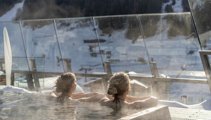 Zwei Frauen im Infinity Pool im Winter