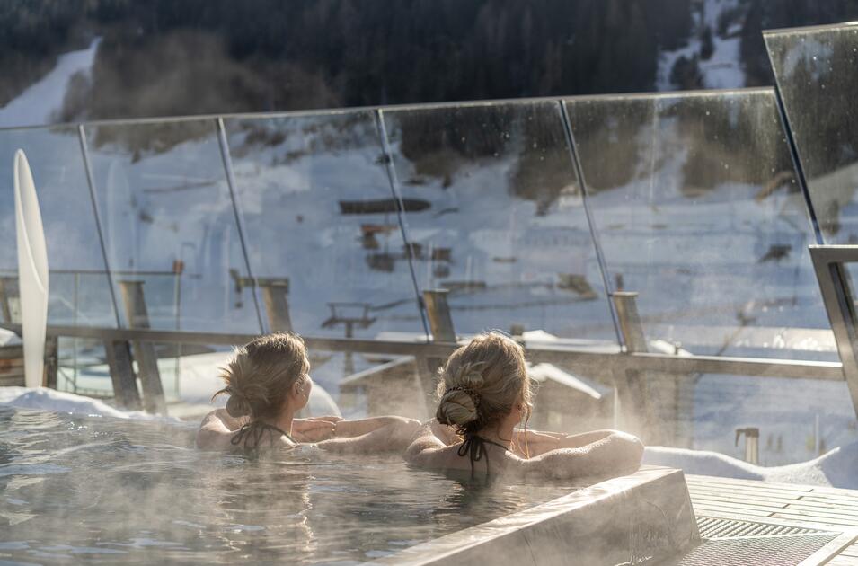Zwei Frauen im Infinity Pool im Winter