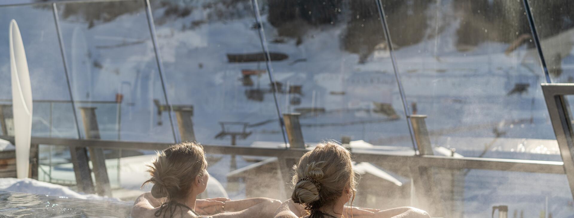 Zwei Frauen im Infinity Pool im Winter
