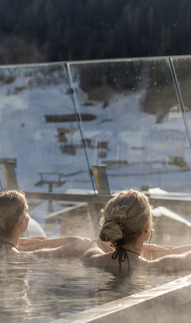 Zwei Frauen im Infinity Pool im Winter