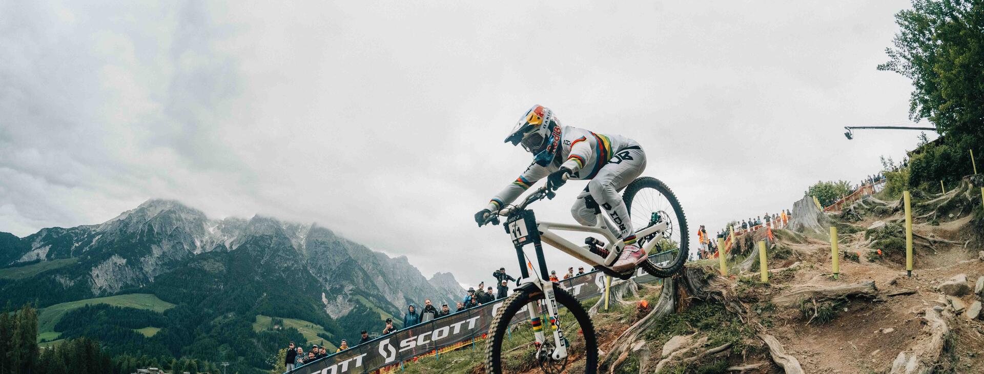 Professioneller Downhill Athlet fährt ein Rennen im Bikepark Leogang