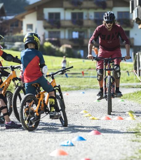 Kinder beim Mountainbiken in Leogang