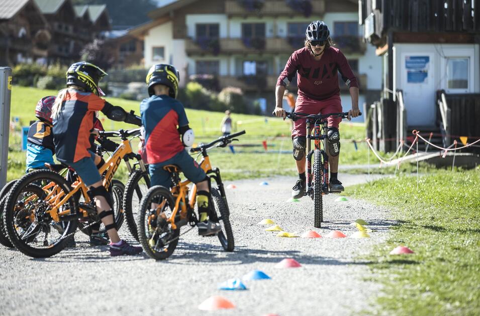Kinder beim Mountainbiken in Leogang