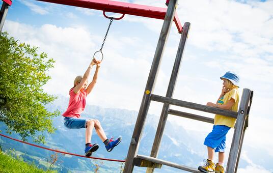 Kinder am Spielplatz