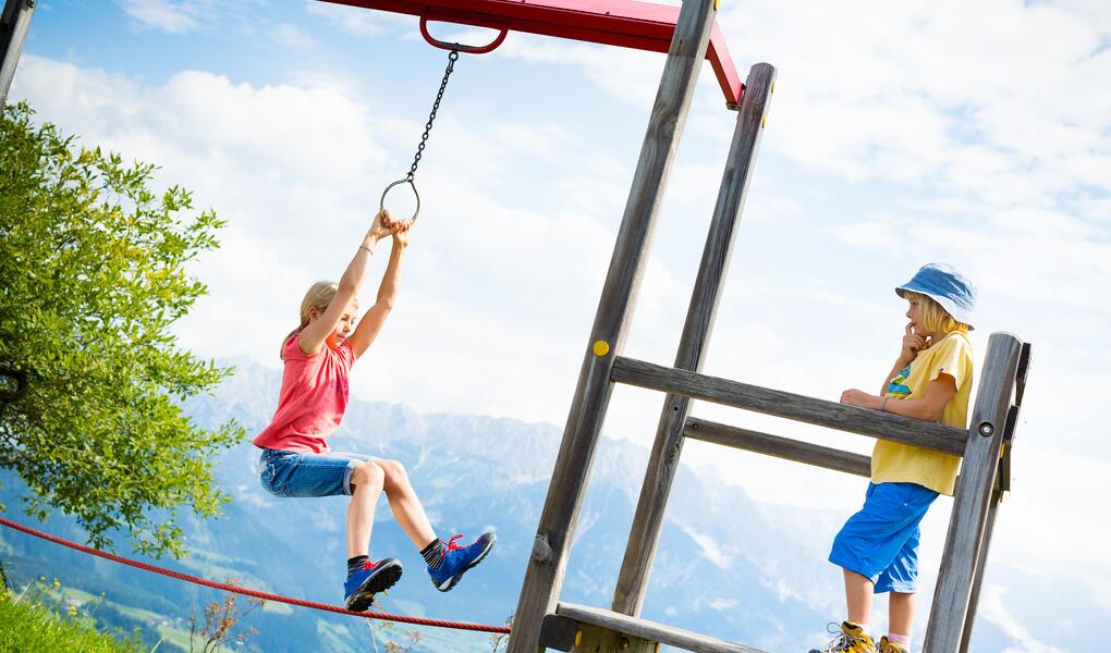 Kinder am Spielplatz