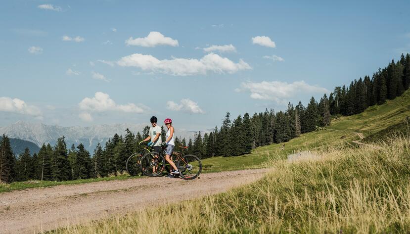 Pärchen im Bikeurlaub Leogang